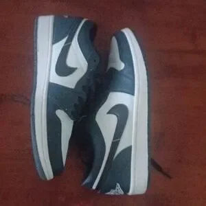 JORDAN AIR EXCELLENT  CONDITION SIZE 9 1/2, USED BLACK AND WHITE. INSIDE IS GOOD DV0991-101 Nike Air Jordan 1 Mid Black White Panda (Women main image 4